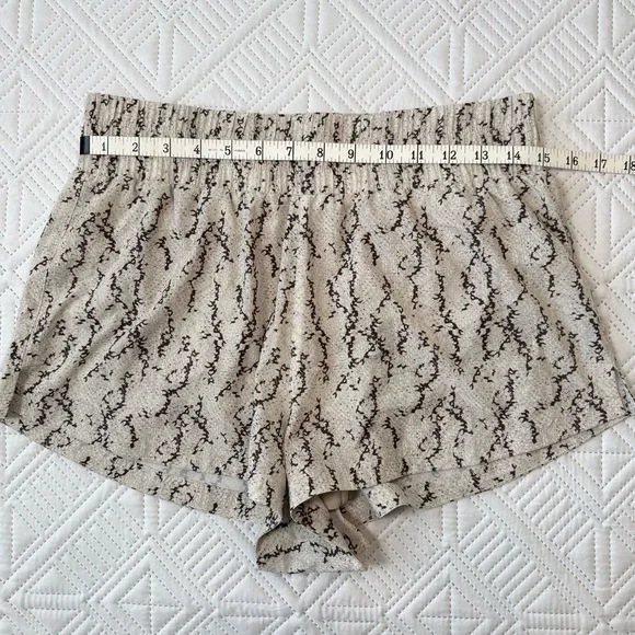 Varley Kallin Running Shorts Snake Print Size S - Picture 5 of 10
